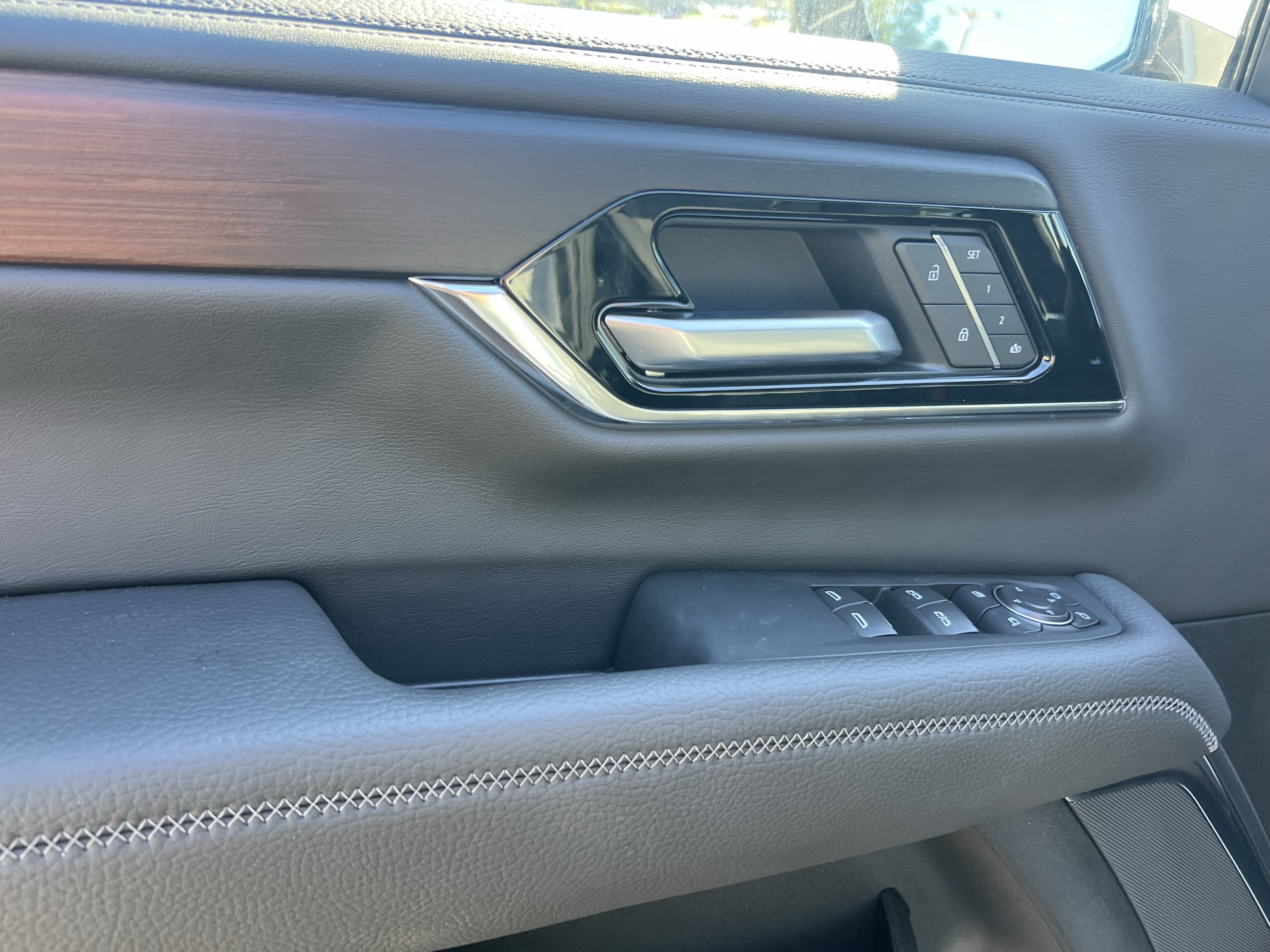 Used 2026 GMC Yukon Denali w/ Sun & Power Step Package AWD/4WD image 14