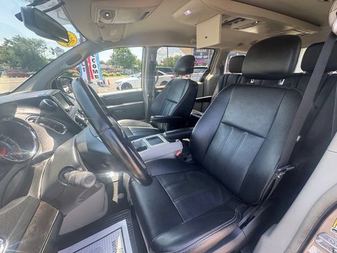 Used 2014 Chrysler Town & Country Touring FWD image 33