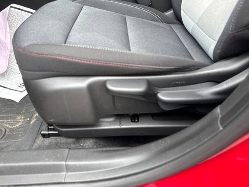 Used 2026 Chevrolet Trax RS w/ Sunroof Package FWD image 30