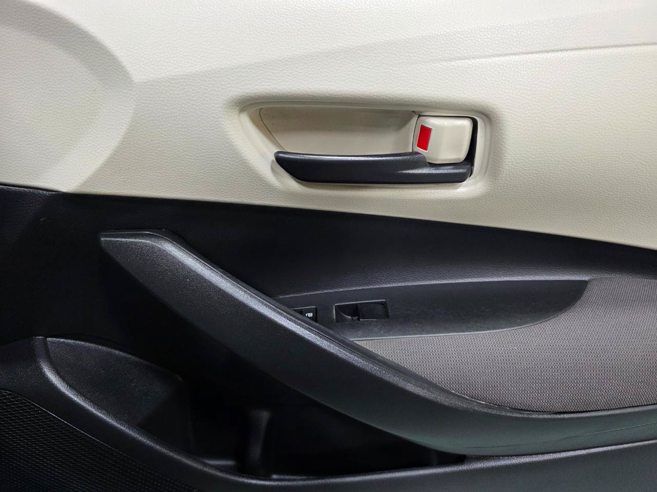 Used 2022 Toyota Corolla LE FWD image 25