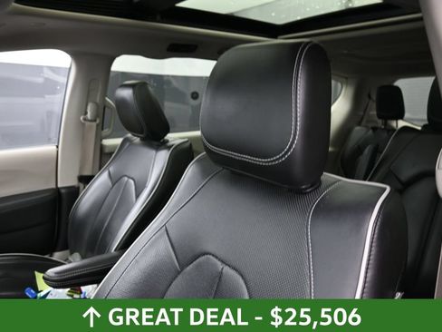Used 2023 Chrysler Pacifica Limited FWD image 21