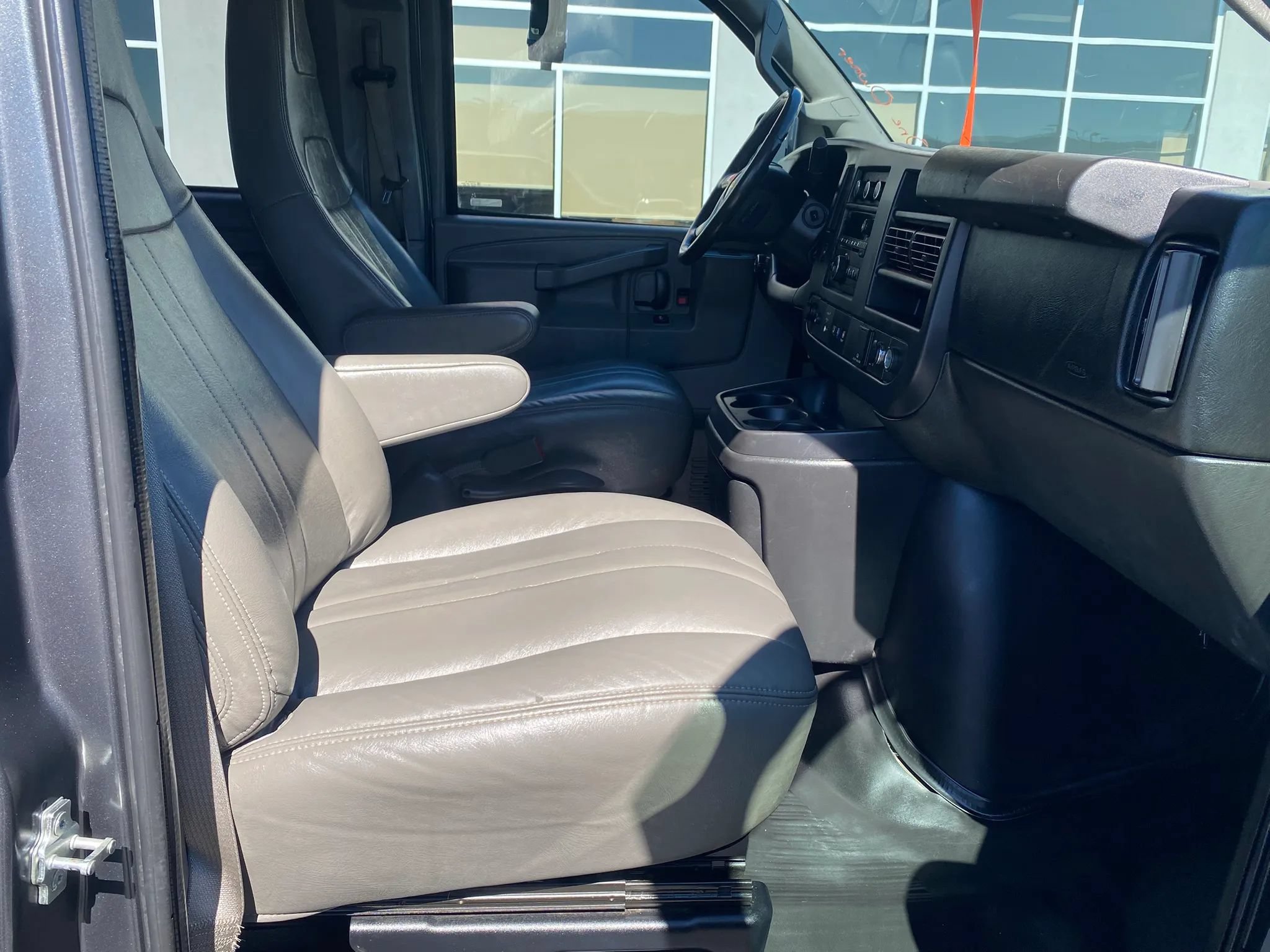 Used 2016 Chevrolet Express 3500 LS w/ Chrome Appearance Package RWD image 19