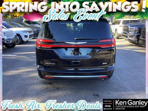 New 2026 Chrysler Pacifica Select AWD/4WD image 7