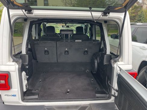 Used 2023 Jeep Wrangler Unlimited Sahara w/ Cold Weather Group AWD/4WD image 8