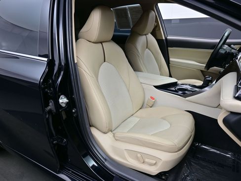 Used 2020 Toyota Camry XLE image 12