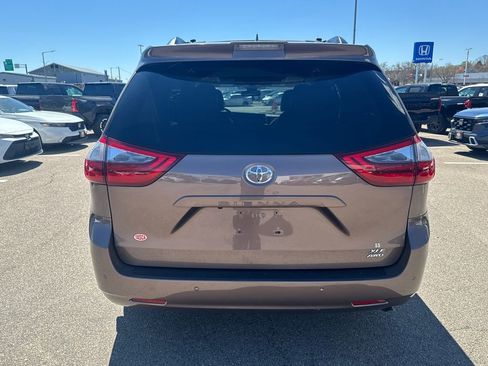 Used 2020 Toyota Sienna XLE w/ XLE Navigation Package AWD/4WD image 6