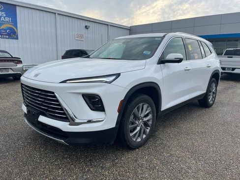 Used 2025 Buick Enclave Preferred image 2