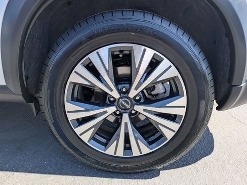 Used 2023 Nissan Rogue SV FWD image 11