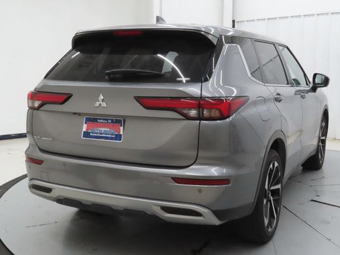 Used 2024 Mitsubishi Outlander SE AWD/4WD image 3