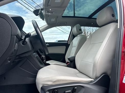 Used 2019 Volkswagen Tiguan SE w/ Panoramic Sunroof Package image 3
