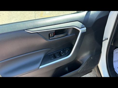 Used 2021 Toyota RAV4 LE AWD/4WD image 7