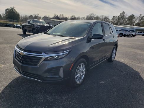 Used 2022 Chevrolet Equinox LT w/ Driver Convenience Package image 2