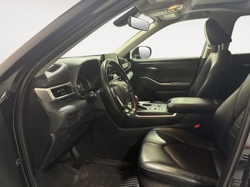 Used 2023 Toyota Highlander XLE AWD/4WD image 10