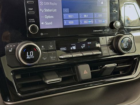 Used 2022 Toyota Highlander XLE image 23