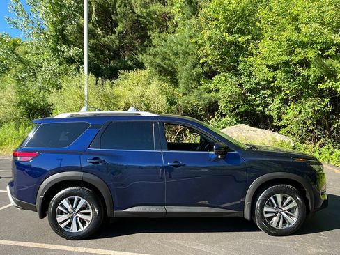 Used 2024 Nissan Pathfinder SL AWD/4WD image 6