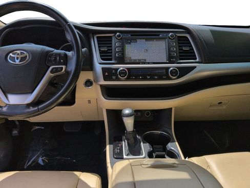 Used 2018 Toyota Highlander XLE FWD image 11