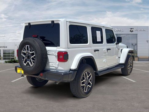Used 2026 Jeep Wrangler Unlimited Sahara AWD/4WD image 5