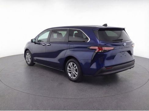 Used 2024 Toyota Sienna XLE image 6