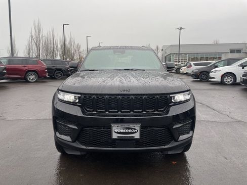 New 2025 Jeep Grand Cherokee Altitude image 15