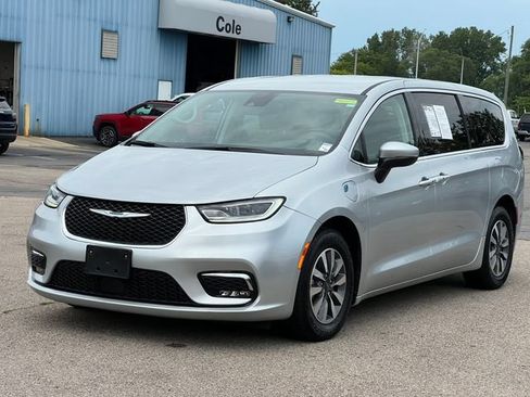 Used 2023 Chrysler Pacifica Touring-L FWD image 42