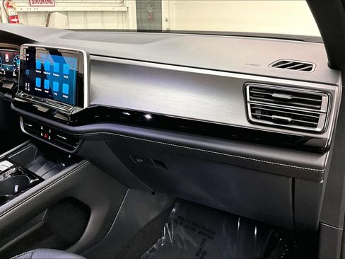 Used 2024 Volkswagen Atlas Cross Sport SE image 19