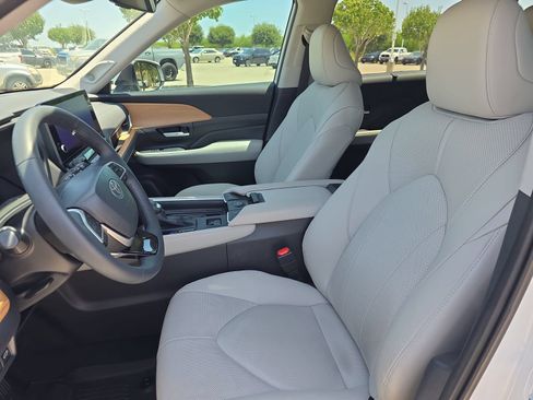 Used 2025 Toyota Grand Highlander AWD Hybrid image 12