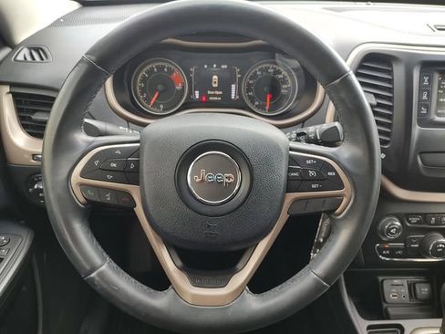 Used 2016 Jeep Cherokee Latitude FWD image 11