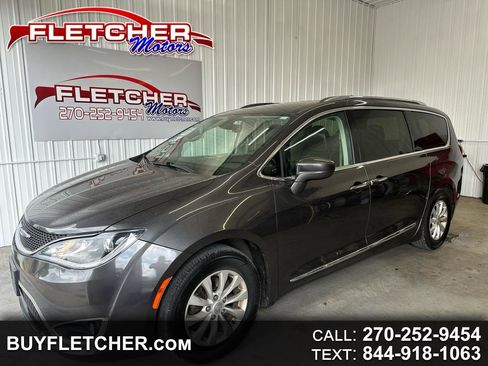 Used 2018 Chrysler Pacifica Touring-L FWD image 1