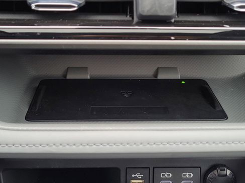 Used 2024 Toyota Highlander XLE AWD/4WD image 32