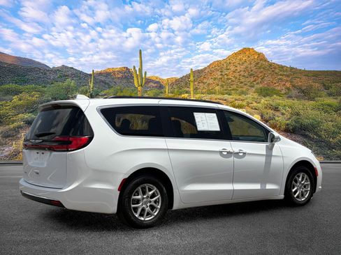 Used 2022 Chrysler Pacifica Touring-L FWD image 4