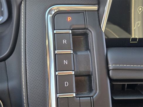 Used 2024 GMC Yukon SLT w/ SLT Luxury Package image 28