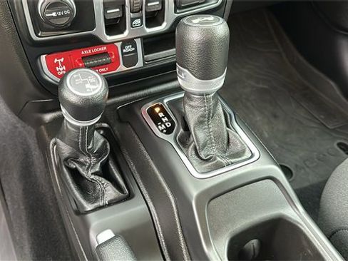 Used 2024 Jeep Wrangler Unlimited image 19