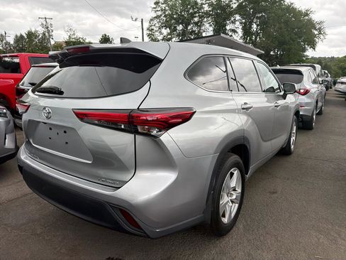 Used 2022 Toyota Highlander LE AWD/4WD image 6