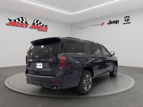 Used 2025 Chevrolet Suburban Z71 image 9