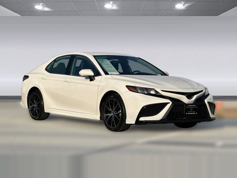 Used 2022 Toyota Camry SE image 6