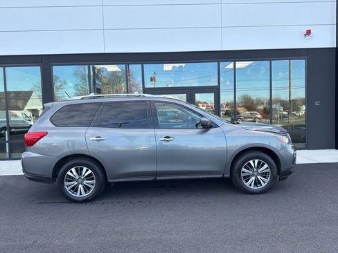 Used 2018 Nissan Pathfinder SL image 2