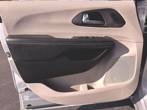 Used 2024 Chrysler Pacifica Touring-L FWD image 21