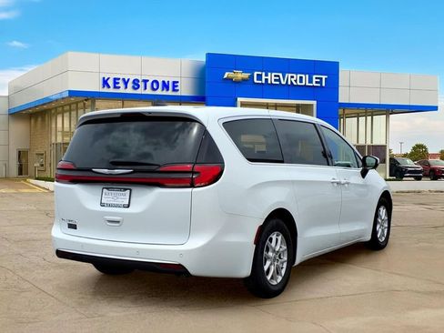 Used 2023 Chrysler Pacifica Touring-L FWD image 7