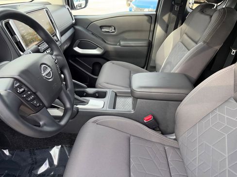 Used 2025 Nissan Frontier SV image 9