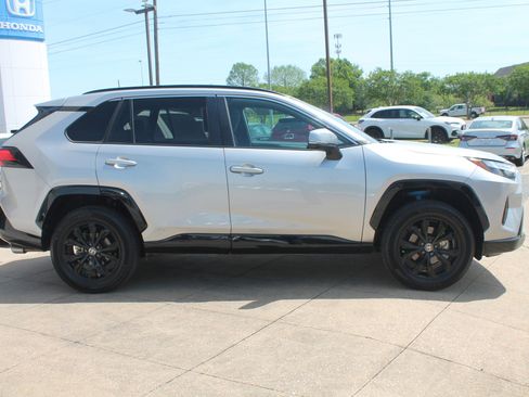 Used 2023 Toyota RAV4 SE w/ Convenience Package AWD/4WD image 4