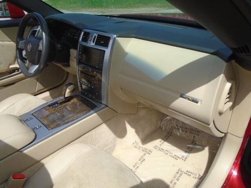 Used 2009 Cadillac XLR V image 13