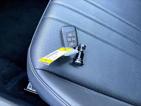 Used 2024 Volkswagen Tiguan SE image 32