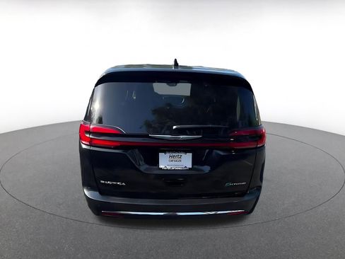 Used 2023 Chrysler Pacifica Touring-L FWD image 12