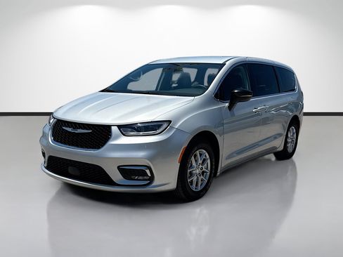 Used 2024 Chrysler Pacifica Touring-L FWD image 7