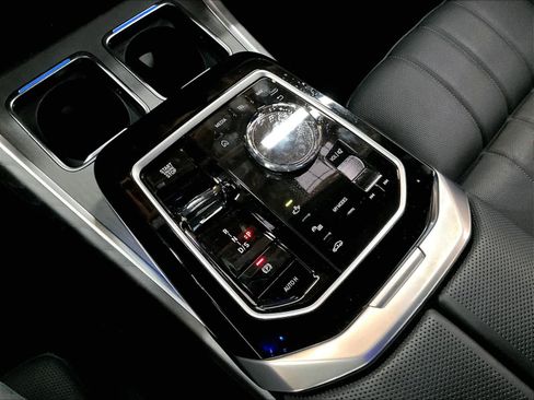 Certified 2025 BMW 760i xDrive AWD/4WD image 37