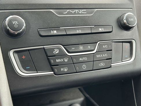 Used 2020 Ford Fusion SE FWD image 24