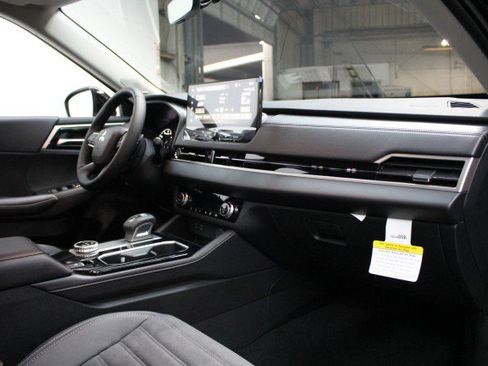 New 2025 Mitsubishi Outlander SE image 17