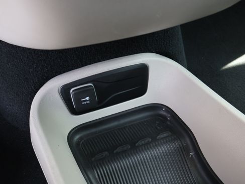Used 2023 Chrysler Pacifica Touring-L FWD image 32
