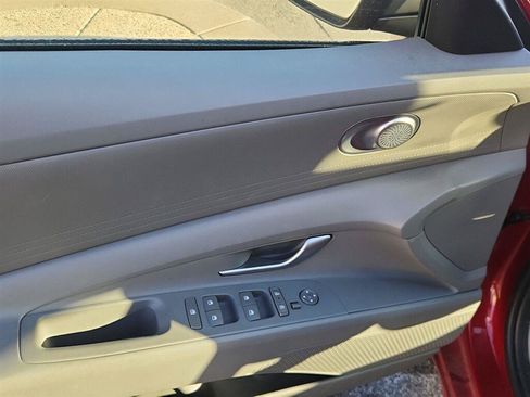Used 2025 Hyundai Elantra SE FWD image 12
