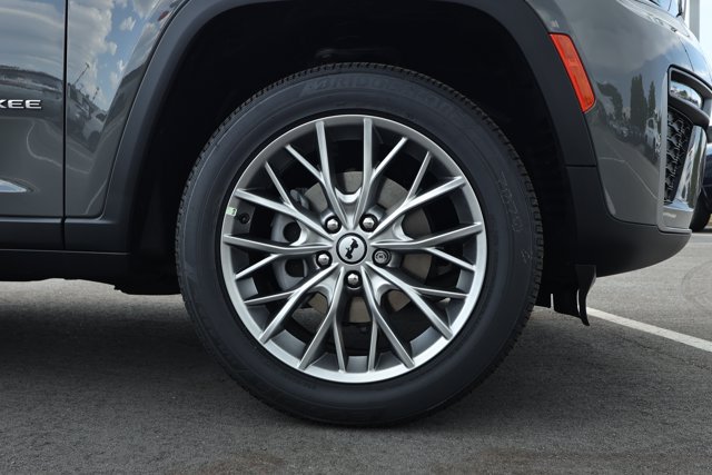 New 2027 Jeep Grand Cherokee Limited RWD image 5